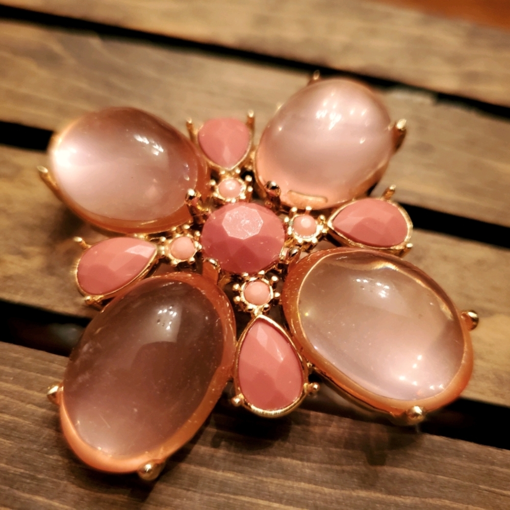 Vintage Pink Glass and Gold Brooch